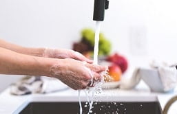 pessoa lavando as mãos