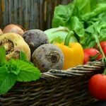 uma cesta com verduras, legumes e ervas
