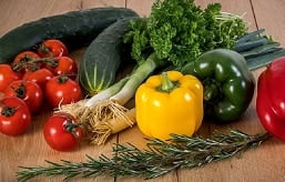 mesa com verduras, legumes e ervas