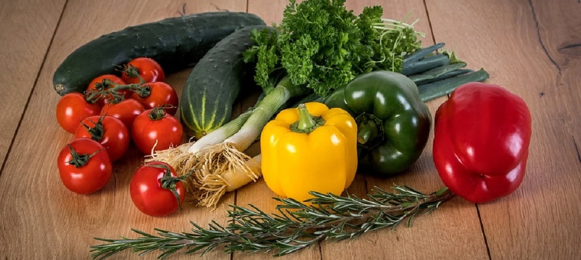 mesa com verduras, legumes e ervas