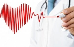 médico desenhando um coração e seus batimentos