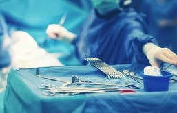 mesa com instrumentos de cirurgia