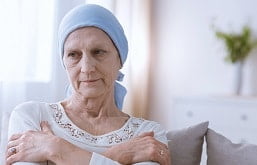Paciente oncológica usando bandana