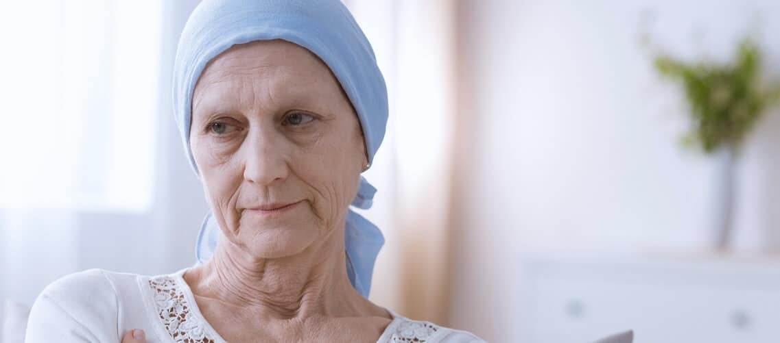 Paciente oncológica usando bandana