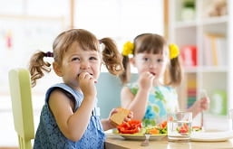 Crianças tendo uma alimentação saudável