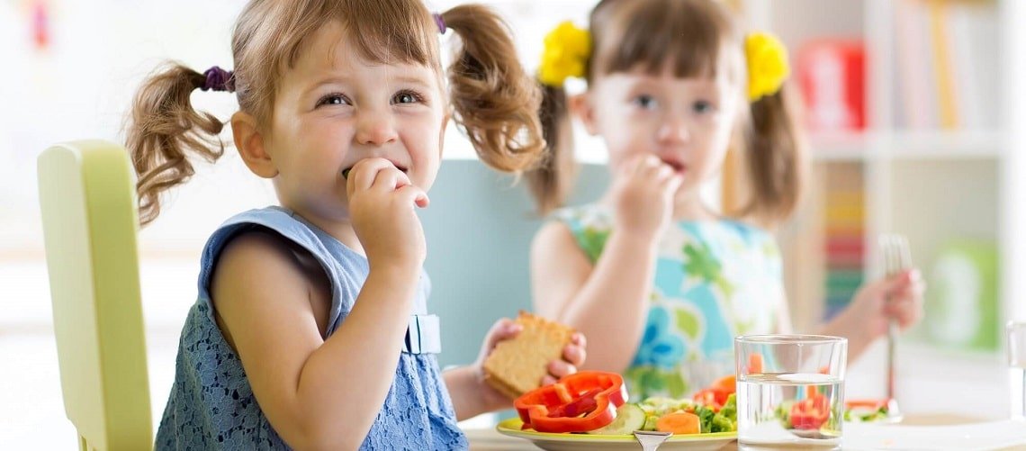 Crianças tendo uma alimentação saudável