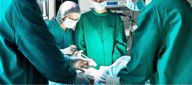 médico e enfermeiros realizando uma operação