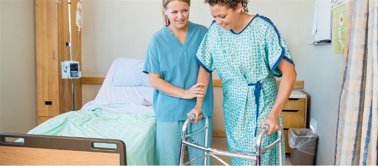 Duas mulheres em um quarto de hospital