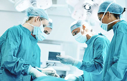 médicos em uma sala de operação