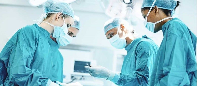médicos em uma sala de operação
