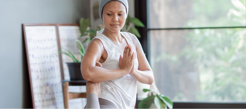imagem de uma mulher praticando yoga