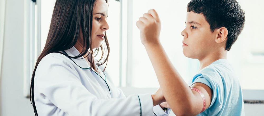 Criança sendo examinada pelo médico.