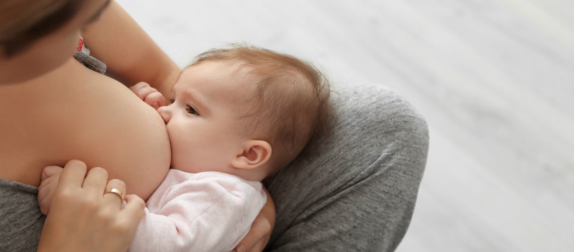 mulher amamentando bebê