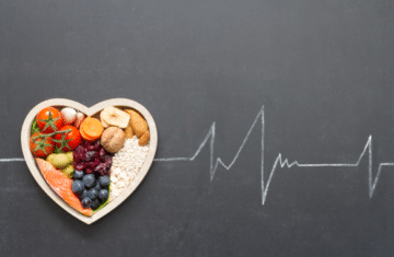 Recipiente em formato de coração com alimentos que auxiliam na prevenção de doenças cardiovasculares