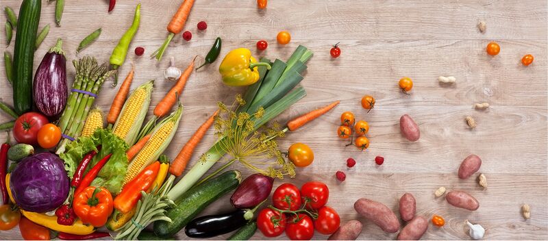 frutas e verduras em uma mesa
