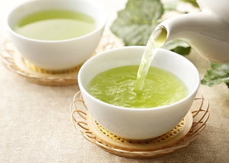 Chá verde sendo servido