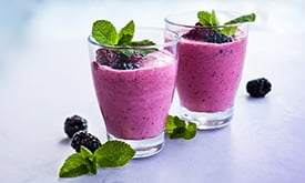 Imagem de smoothie com iogurte, típico da dieta nórdica. Pelas frutas vermelhas, tem tom rosado