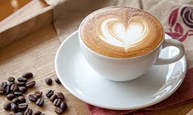 Xícara de café com espuma em forma de coração