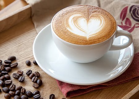 Xícara de café com espuma em forma de coração