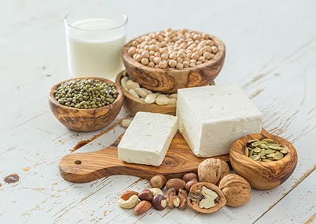 Mesa com leguminosas, leite e queijos