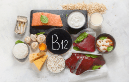 Mesa repleta de alimentos ricos em vitamina B12