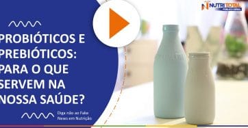 Banner do vídeo "PROBIÓTICOS E PREBIÓTICOS: QUAL A DIFERENÇA?" com duas garrafas em cima da mesa.