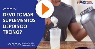 Banner do vídeo "DEVO TOMAR SUPLEMENTOS DEPOIS DO TREINO?" com um rapaz colocando suplemento alimentar no copo.