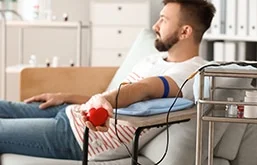 Homem doando sangue