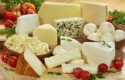 Mesa com vários tipos de queijos. Você sabe qual queijo tem menos gordura? O teste do post te dá a resposta!