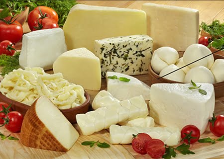 Mesa com vários tipos de queijos. Você sabe qual queijo tem menos gordura? O teste do post te dá a resposta!