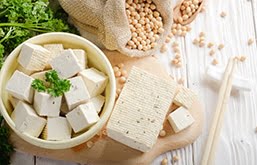 Mesa com tofu e soja, alguns exemplos sobre o que é bom para gordura no fígado