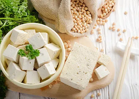 Mesa com tofu e soja, alguns exemplos sobre o que é bom para gordura no fígado