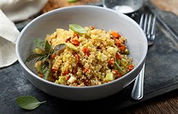 Quinoa cozida com tomates e manjericão em bowl
