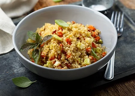 Quinoa cozida com tomates e manjericão em bowl