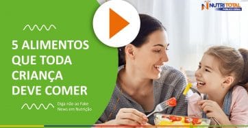 Banner do video com o titulo "5 ALIMENTOS QUE TODA CRIANÇA DEVE COMER" e uma mulher alimentando uma criança