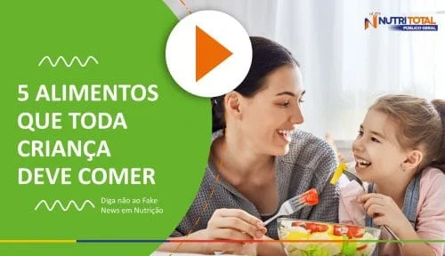 Banner do video com o titulo "5 ALIMENTOS QUE TODA CRIANÇA DEVE COMER" e uma mulher alimentando uma criança