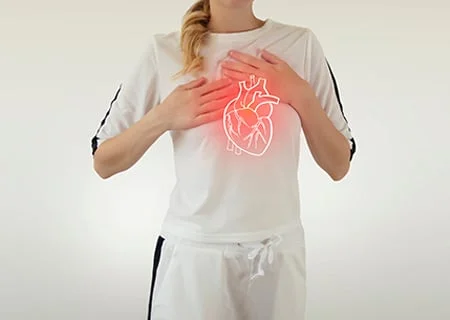 Mulher com a mão sobre o coração e desenho de coração no peito dela.
