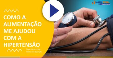 Banner do vídeo "COMO A ALIMENTAÇÃO ME AJUDOU COM A HIPERTENSÃO" e uma pessoa realizando a medição de pressão.