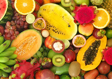 Muitas frutas, populares, como mamão, laranja e kiwi, e frutas exóticas, como pitaia