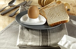 Mesa com ovo e pão de forma
