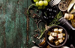 Mesa com uvas, queijos e azeites, alimentos que fazem parte da dieta mediterrânea. Crédito da imagem: valeria_aksakova/Freepik.