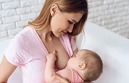 Mulher amamentando bebê