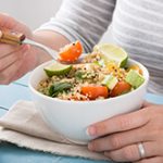 Pessoa comendo bowl com verduras e grãos