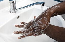 Pessoa lavando as mãos com sabão. Água foto criado por master1305 - br.freepik.com