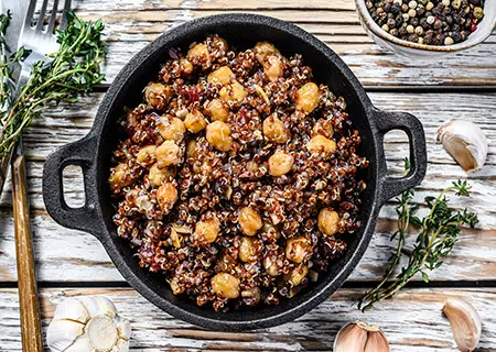 Salada de arroz negro e grão-de-bico