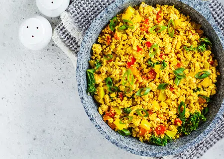 Café da manhã vegano proteico: tofu mexido