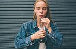 Garota bebendo refrigerante