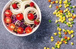 Salada de tomate e cebola, um exemplo de prato para alimentação na prevenção do câncer