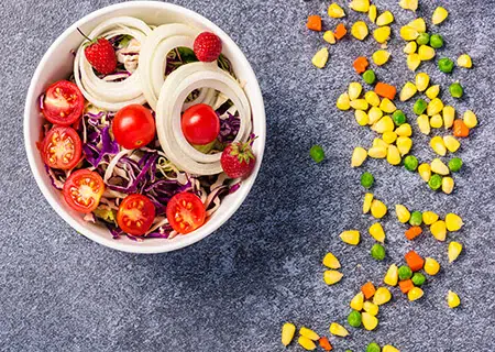 Salada de tomate e cebola, um exemplo de prato para alimentação na prevenção do câncer