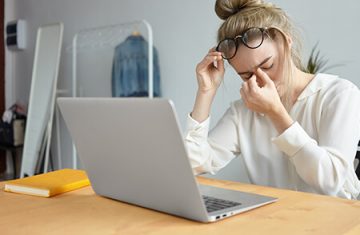 mulher estressada no computador